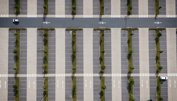Poređenje zvaničnog i privatnog parkinga na aerodromu Nikola Tesla Beograd