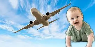 Roditelji sa bebom i kolicima ispred aerodroma Nikola Tesla
