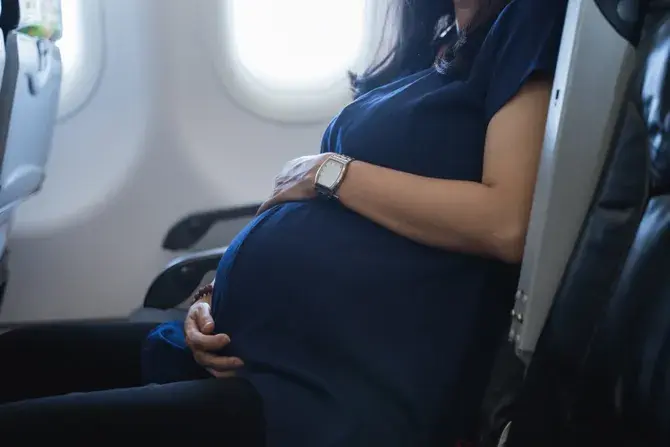 Trudnica sa koferom na aerodromu Nikola Tesla u Beogradu